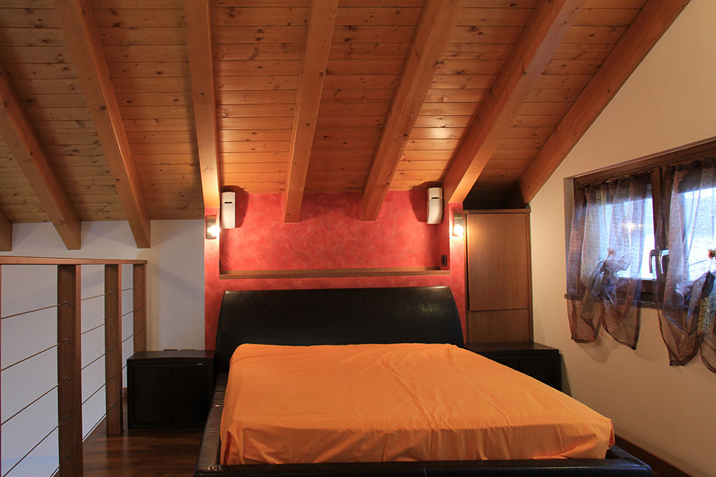 Appartamento con mansarda - Camera da letto matrimoniale con tetto a vista