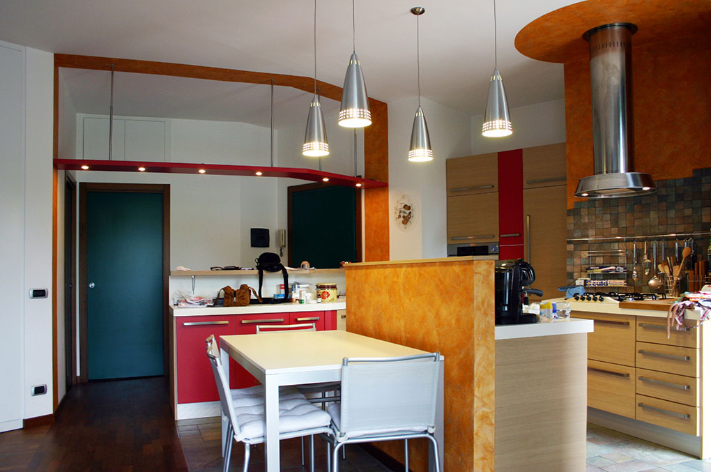 Entrare in un open space - Via Leonardo Isola con cucina e tavolo da pranzo